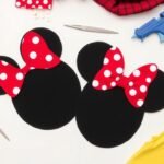 Materiały potrzebne do wykonania stroju Myszki Miki i Minnie rozłożone na stole