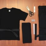 Materiały potrzebne do zrobienia stroju ninja rozłożone na stole